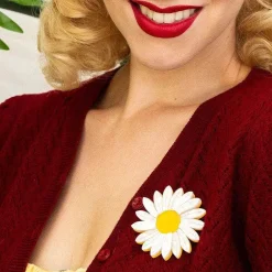 She Loves Me Daisy Brooch