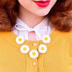 She Loves Me Daisy Necklace