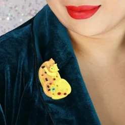 The Kiss Brooch